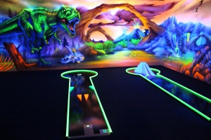 Schwarzlichtbild des 3D Minigolfs
